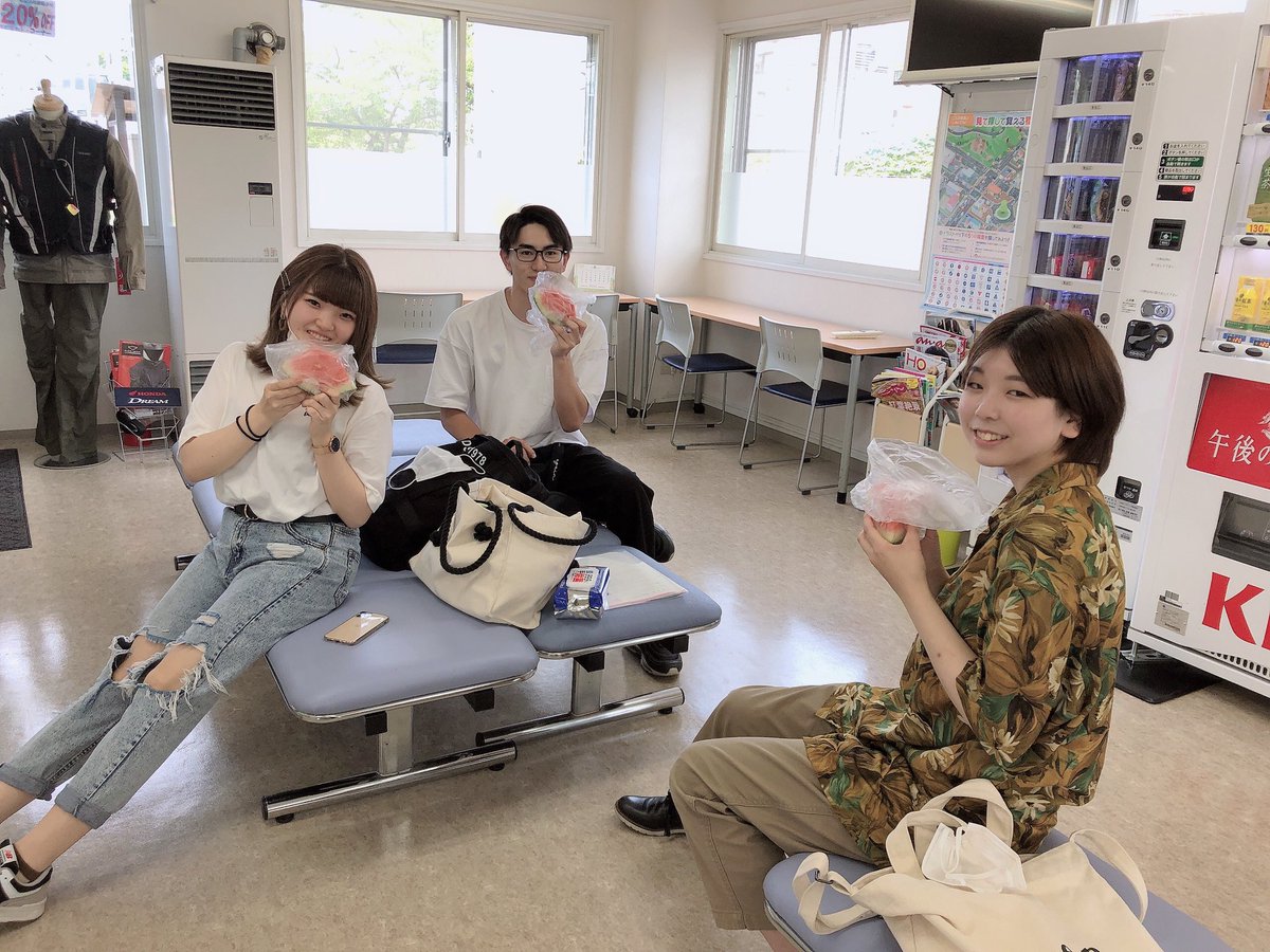 こんにちは🌻
毎日暑い日が続いていますが、みなさん体調は大丈夫ですか？？
やっと夏が来た！って感じですかね🌴

そんな中、昨日以前通っていただいていた生徒さんに、大きな大きなスイカをいただきました～～🍉♡
ほんとに大きかったので、生徒さんにおすそ分け🥰
立派なスイカご馳走様でした🥺