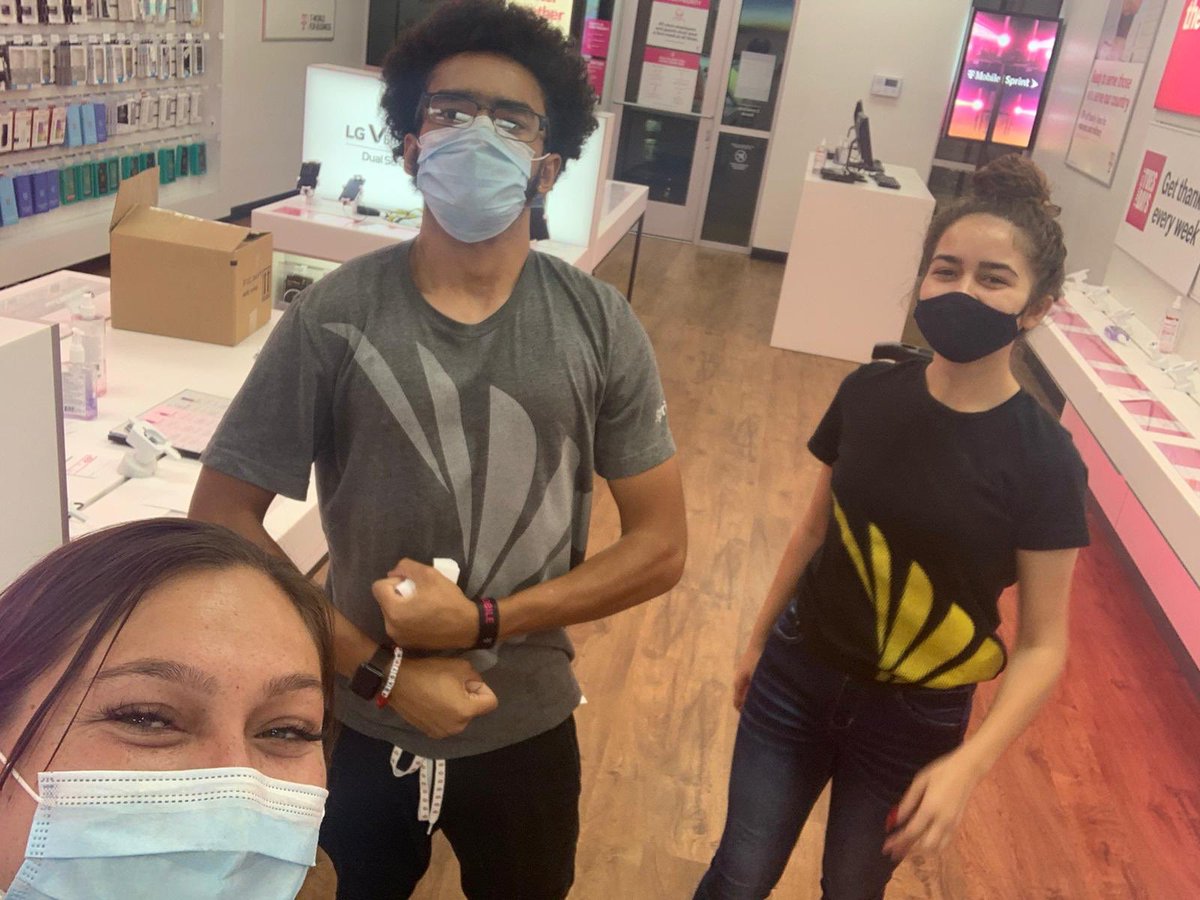 JennyC_TX's tweet photo. The Tucson @TMobile squad is READY! Magenta lights are ON!  Thanks for the hard work, Team!  Day 1 is here! #WeAreTMobile 💓💓😍😍 @JonFreier @kkwestisbest @JT_DesertWest https://t.co/bnhtn77eEL