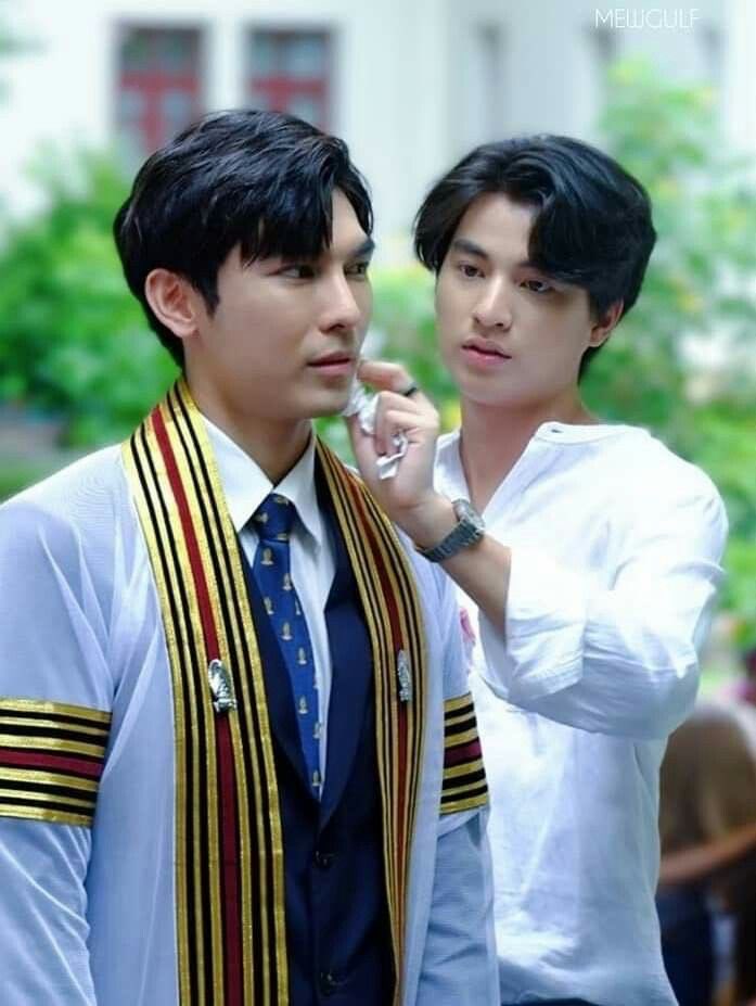 Gulf has been really supportive of Mew since the beginning On Mew's graduation day, Gulf spent the day beside him, helping him with his make up and hair, and giving him some air with a tiny fan 