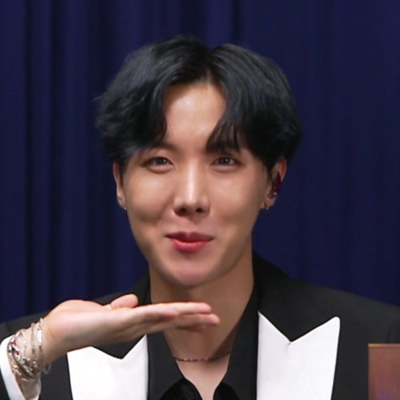 Hopeworld29's tweet photo. Let’s just discuss how amazing he looks 🤩 #MTVHotttest BTS @BTS_twt https://t.co/WNm3NrHwYV