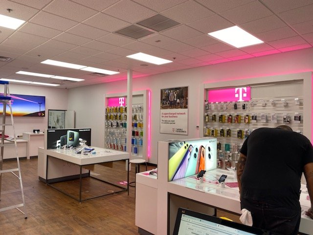 eddie_benitezjr's tweet photo. Chandler #CSNation is all set to be part of #WeAreTMobile . Ty @AAguilar2531 for the help! 
@jcbrandenburger @scotthou1 @JoelSantiago787 @JonFreier @Shawn_CS1 https://t.co/yHPPLdc22t