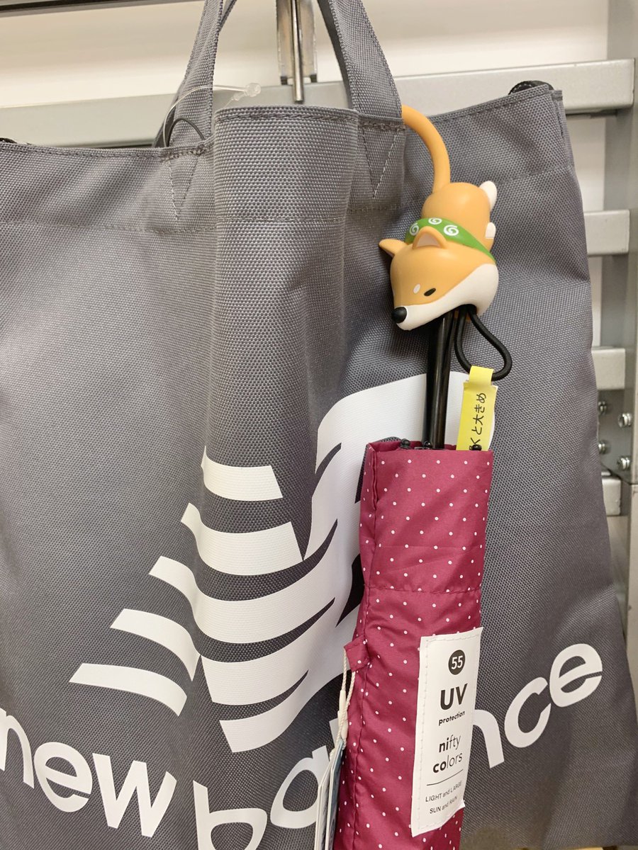 横浜ロフト 新商品の アンブレラバイト です 折りたたみ傘のグリップ部分に付けられるアクセサリー 折りたたみ時は机や鞄 に掛けたり 傘使用時は袋を下げたり 可愛くて便利な子たちです お気に入りの子を連れて帰ってくださいね W アンブレラ