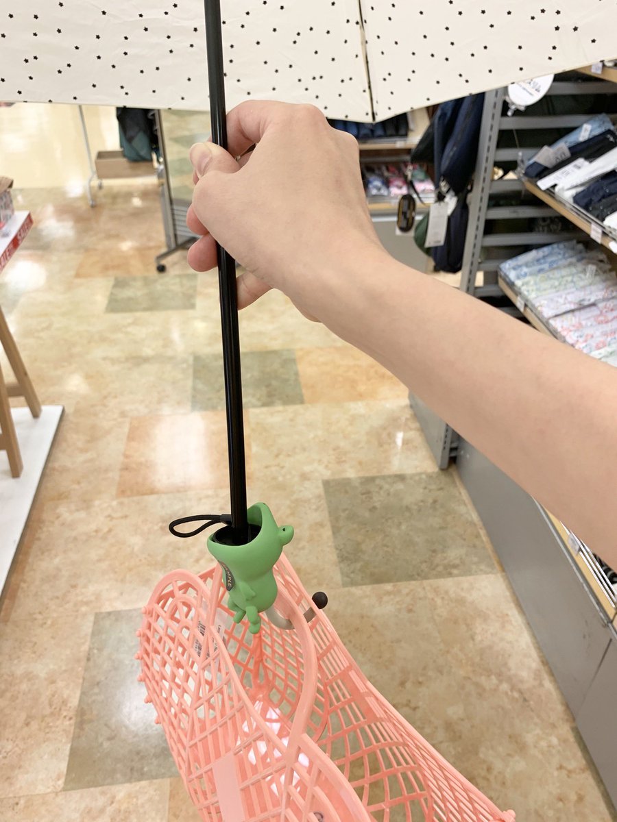 横浜ロフト 新商品の アンブレラバイト です 折りたたみ傘のグリップ部分に付けられるアクセサリー 折りたたみ時は机や鞄 に掛けたり 傘使用時は袋を下げたり 可愛くて便利な子たちです お気に入りの子を連れて帰ってくださいね W アンブレラ