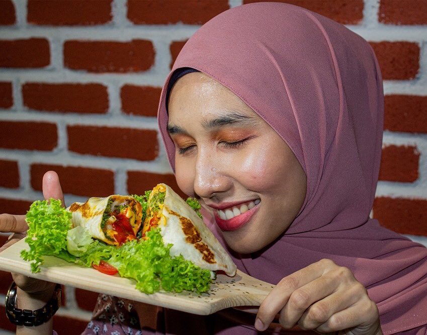 qcafemelaka's tweet photo. Hi Q-ute! 🤗✨

“You look stunning and taste amazing!!” she said. 

Want to feel how she feel? You can too😉 Grab yours now!✨ 

#qute #qres https://t.co/Tbl5YsDTkc