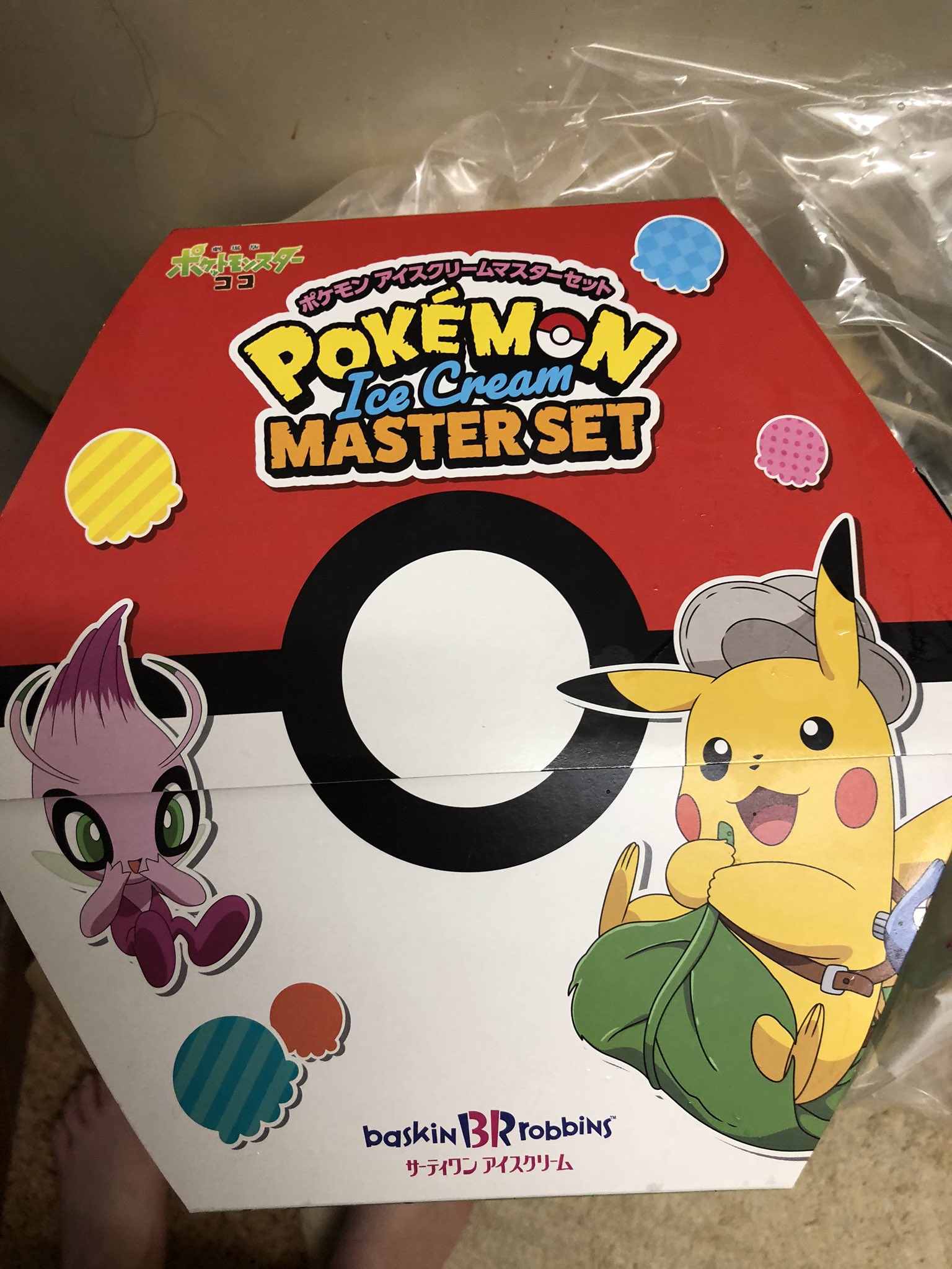 どくきのこまろん Al Twitter サーティワンのポケモンのアイス 6個入り カップがモンスターボールの形になっててかわいい スプーンもピカチュウっぽい柄のやつがついてた O アイス6個なのにスプーン7本あるのは これ買う前に1個テイクアウトで食ったから