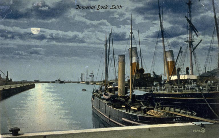 We love this atmospheric postcard of Imperial Dock, Leith by moonlight 1906 with various masted &amp; steam driven vessels at anchor plus tall ships beyond. The Port of Edinburgh stretches over the Water of Leith in a complex of docks.
#DocksAndDockers ⚓ ow.ly/4Js450AzTpU