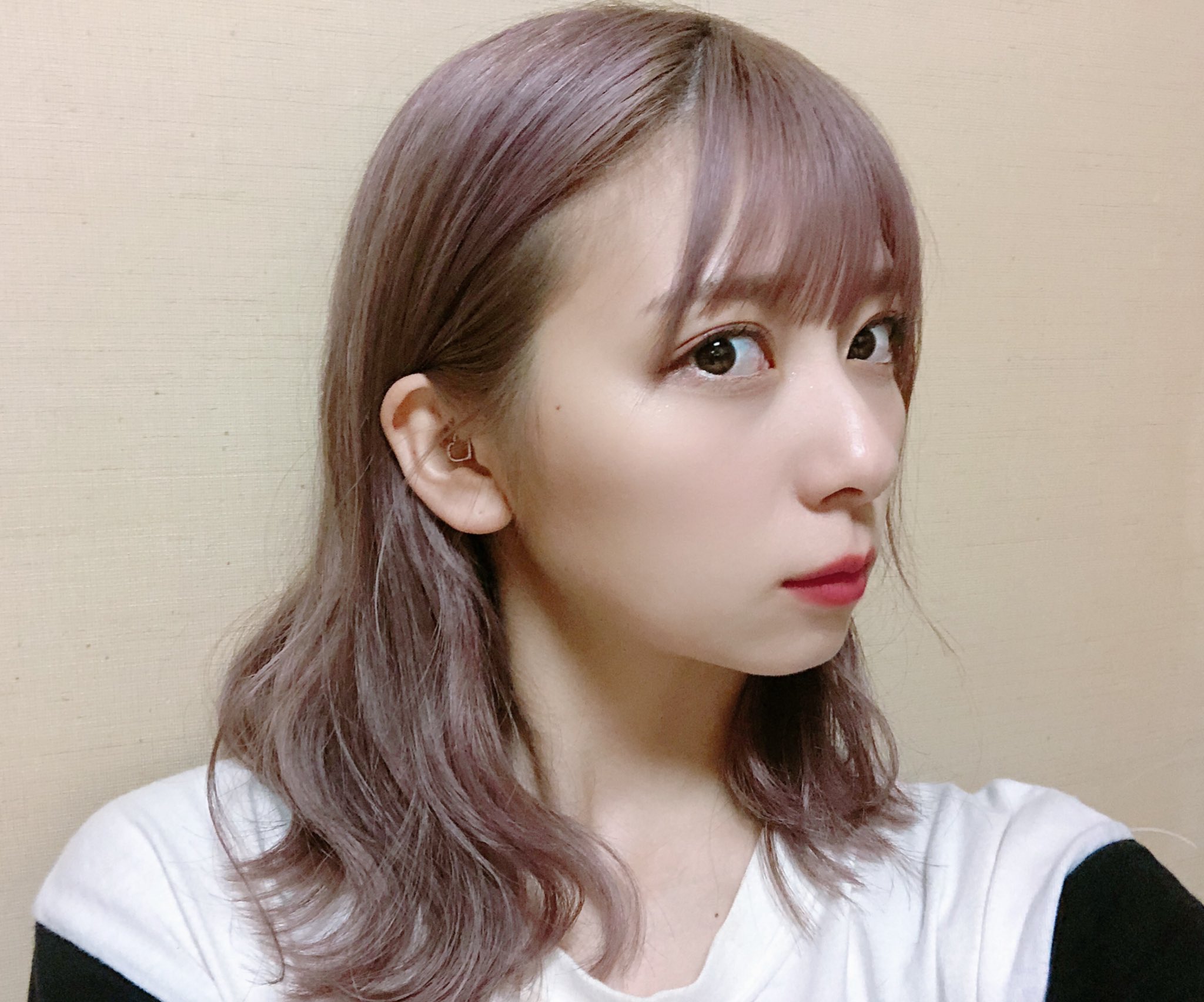 Nanakoななこ 前髪と横髪の小顔効果のこだわりの話 前髪の量を減らしてシースルーにした時のこめかみの余白の存在がお面から溢れ出た顔みたいで顔デカ効果すごかったから 前髪と触覚を繋げる横髪をちょっと頬骨が隠れるくらいの長さで増やしたら上手く