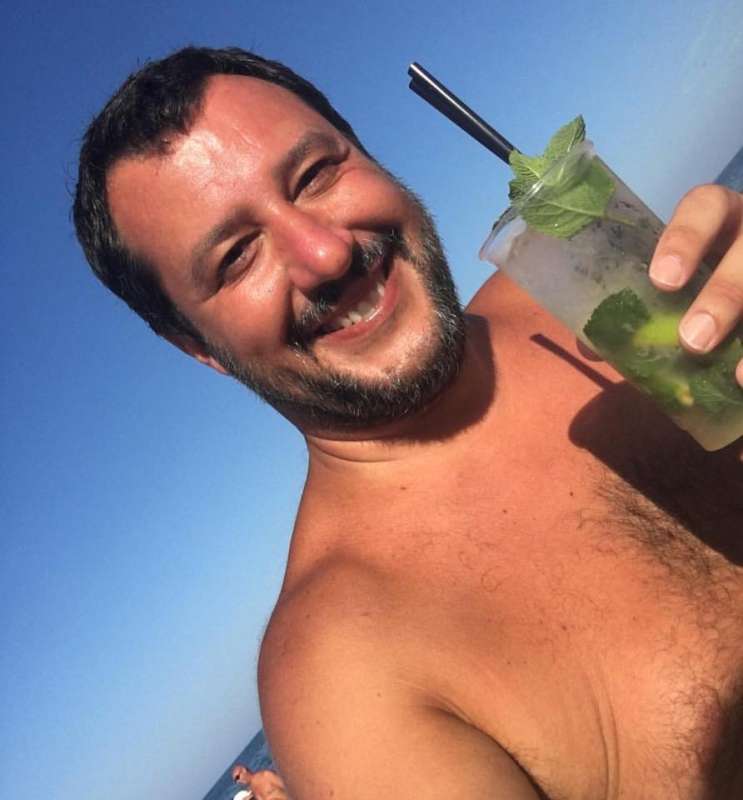 granelli_paolo's tweet photo. @LegaSalvini MENTRE IL #Governo LAVORA GIORNO E NOTTE C'È UN #Idiota, TALE @matteosalvinimi, CHE GIOCA CON I CASTELLI DI SABBIA E BEVE #Moijto... 
Chi crede nella #LegaLadrona è più #Idiota di #Salvini! https://t.co/KUxGQh1BM0