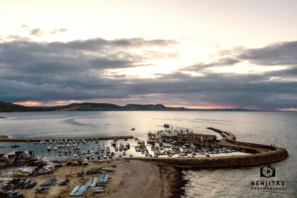 canonsnapper's tweet photo. This mornings sunrise of the Cobb in Lyme Regis

#djimavicpro2 #lymeregis https://t.co/mdFKi7lffh
