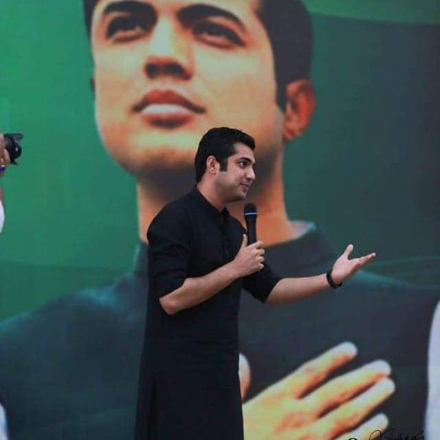 Iqrar Ul Hassan is Pakistan's son! May Allah protect him and strengthen him! 
I Strongly condemn attack on Iqrar Ul Hasan by Sindh Police in Hyderabad, He exposed Sindh government's incompetence.
#iqrarulhassan 
#shameonsindhpolice