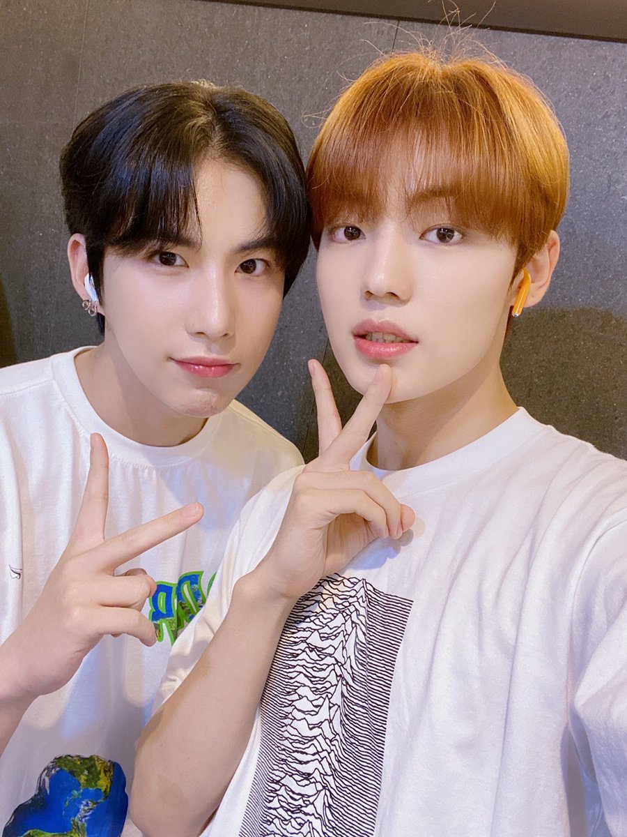 official_ACE7's tweet photo. [#에이스_찬]

오랜만에 모브가 찾아왔어요!! 와우찬로였나?...
어쨌든!! 오늘도 즐거운 주말 보내세용❤️❤️

#ACE #에이스 #CHOICE #초이스
#사진을 #얍 #하고 #올려본다 #😘 https://t.co/H1hYRYfbtu