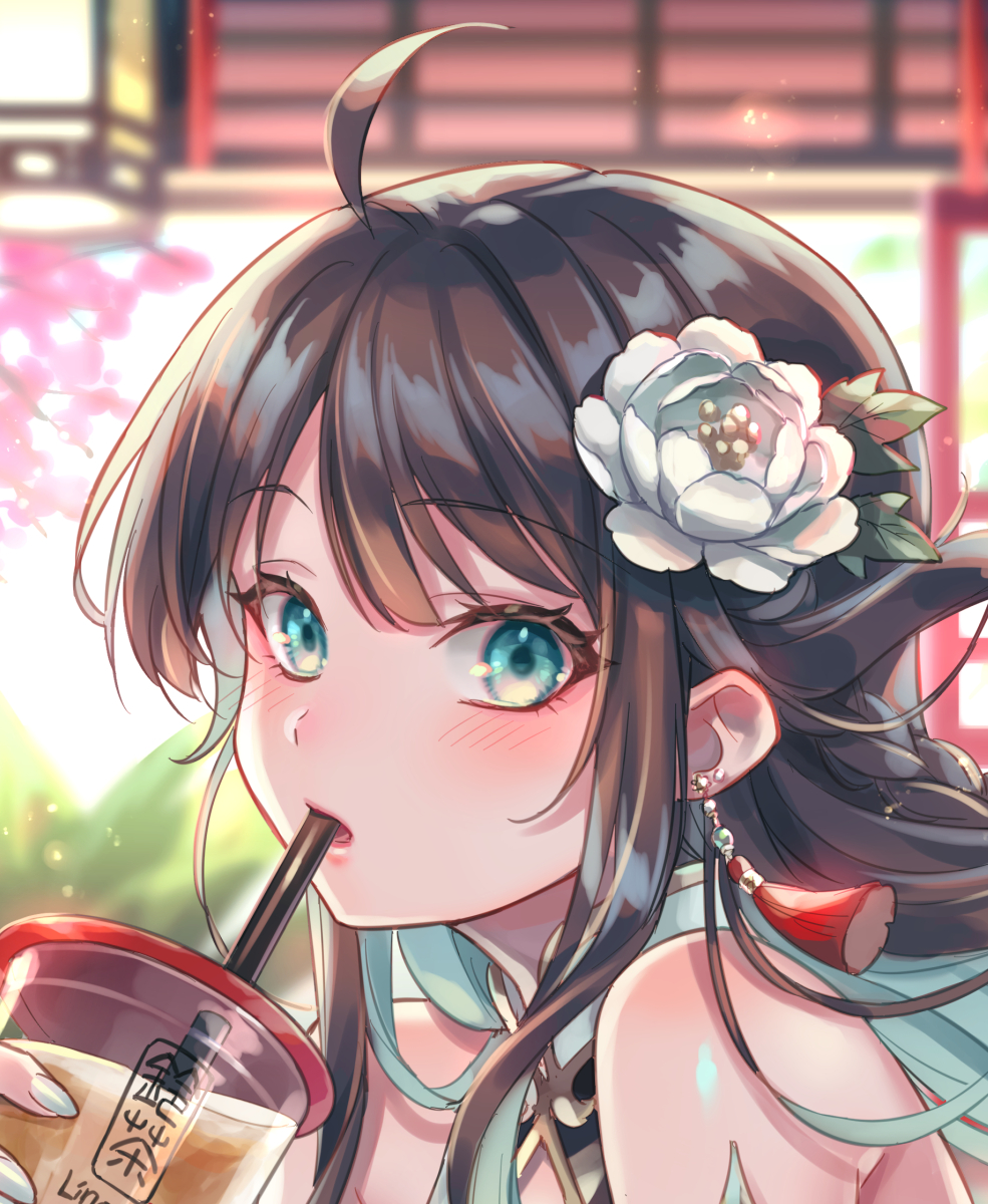 「顔アップとタピオカ

黒糖ミルク好きだけど難しい
カップの光沢感とかタピオカとか」|すざく＠２月１０日発売！『天空の異世界ビストロ店』のイラスト