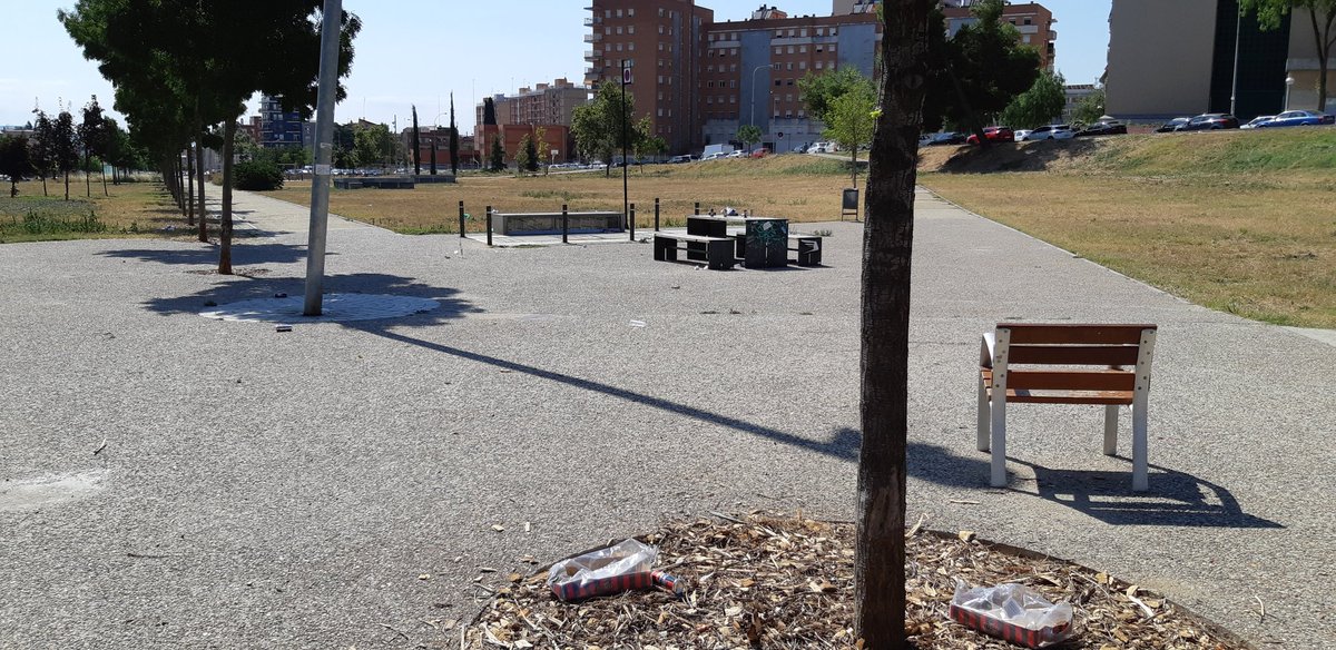Hola, <a href="/PoliciaSabadell/">Policia Sabadell</a> ¿no están prohibidos los botellones en #Sabadell? porque en el #ParcNord se han pegado una fiesta... en dos sitios del parque, lo más lamentable son los cristales rotos, que se pegarán días y días...