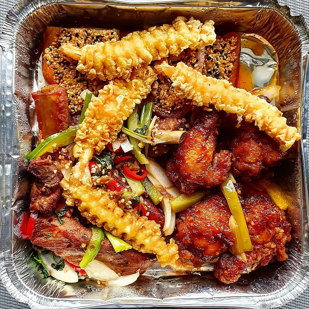 Look at this Assorted Starters Platter 招牌熱拼 😍

King prawns tempura, salt &amp; chilli spare ribs, chicken wings Thai style and sesame prawn toast

25% Collection &amp; Delivery 👉 chungying.co.uk/takeaway/

📷 <a href="/HootHospitality/">Hoot Hospitality</a>
