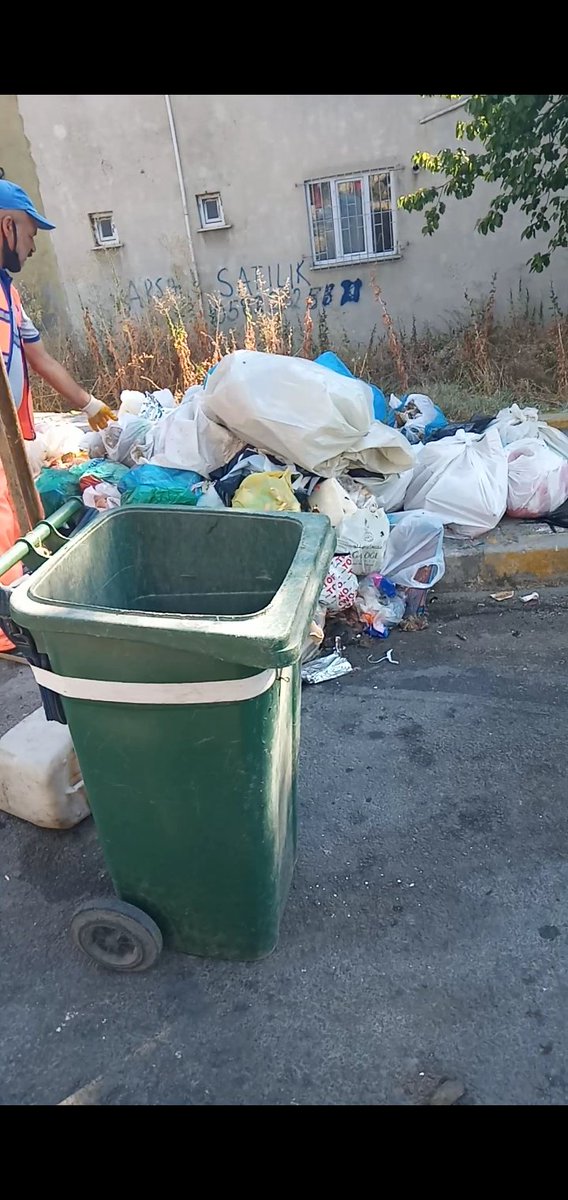 <a href="/ekrem_imamoglu/">Ekrem İmamoğlu</a> avcilar Yeşilkent mahallesi ikigundur çöpler alınmıyor