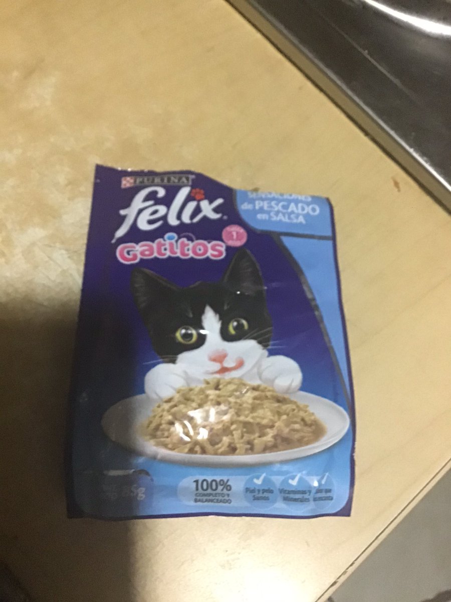 alrodime's tweet photo. @Purina_Chile Que contiene Félix de sensación de PESCADO EN SALSA que hace vomitar a mi gatita? Come de todos! Pero este le hizo pésimo ☹️ #purina #felix #alimento https://t.co/w5ggcg97iC