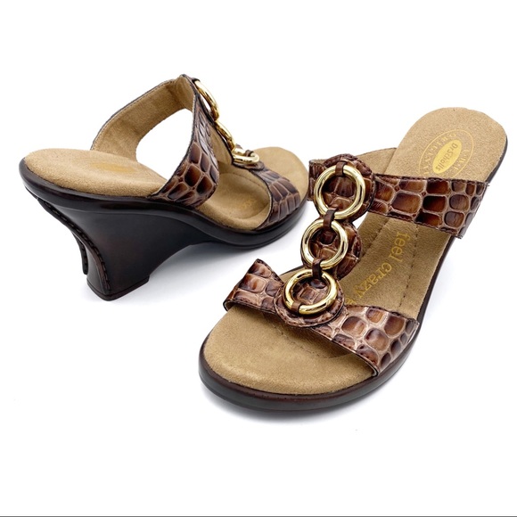 BethMGoldstein's tweet photo. So good I had to share! Check out all the items I'm loving on @Poshmarkapp #poshmark #fashion #style #shopmycloset #naovibes #drscholls: https://t.co/9occzrlsQX https://t.co/NKBCDjK1Zz