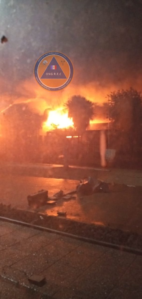 re_collipulli's tweet photo. #Collipulli 03.25 hrs | Sale Bomberos Collipulli en apoyo de Bomberos Ercilla por incendio declarado en Municipio. https://t.co/j1ppvMj9cc