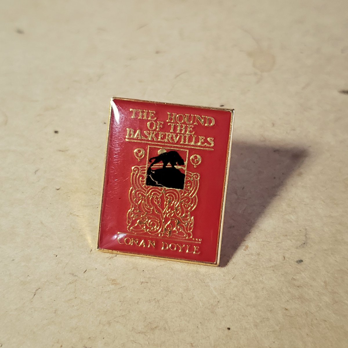 Picoroco そういえば三省堂の古本まつり 日本シャーロック ホームズ クラブゆかりのものと思われるホームズグッズが並んでいました これはバスカヴィル家の犬のピンズ