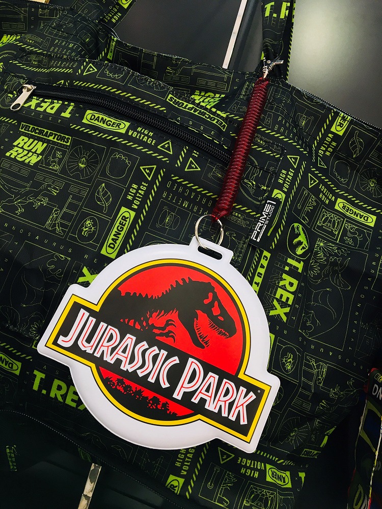 Prime 1 Studio プライムワンスタジオ 新宿ショップ情報 新展示 Jurassic World Gallery By Prime1studio に合わせギャラリーショップで販売開始となりました新商品 こちらは便利なパスケース2種 定番 ジュラシックパーク ロゴにカーナンバー型 Prime 1 Studio プライムワンスタジオ 新宿ショップ情報 新展示 Jurassic World Gallery By Prime1studio に合わせギャラリーショップで販売開始となりました新商品 こちらは便利なパスケース2種 定番 ジュラシックパーク ロゴにカーナンバー型