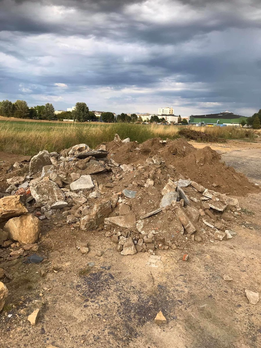 chaouchi_salah's tweet photo. Flagrant délit de dépôt sauvage près du lac de la Warenne. Bravo à la brigade de l’environnement et au CSU pour 1 très bon travail de coopération. l’individu va recevoir une verbalisation et devra retirer ses 7m3 de déchets avant mercredi. Une belle victoire pour l’environnement https://t.co/jILSVjqw1r