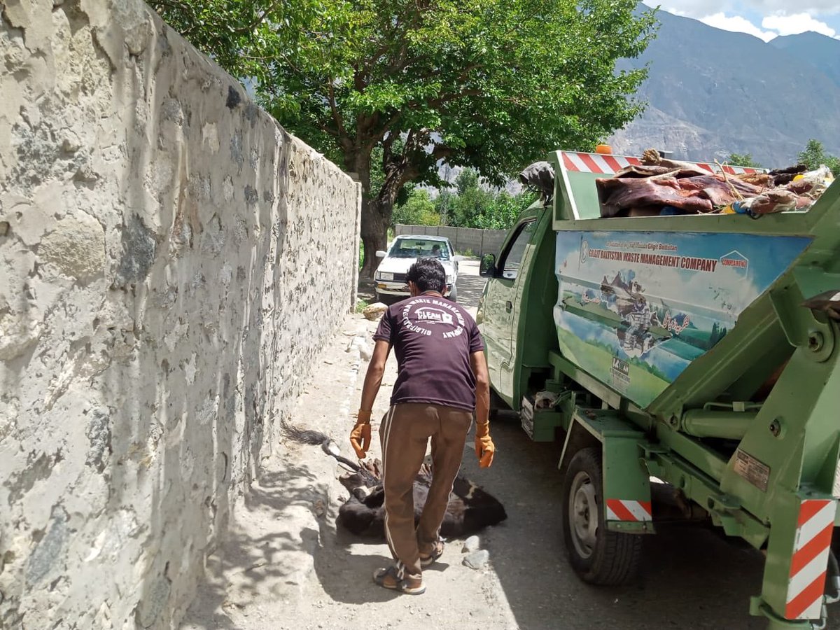 AJuglote's tweet image. On this Eid Ul Azha Clean and safe disposal of the animal’s remains is the mission of #TeamGilgit 
On 2nd day of Eid, GBSWMC Juglote unit is working at their best with limited resources. To ensure cleanliness in Subdivision Juglote.

Gilgit Admin is working for people
@DCGILGIT
