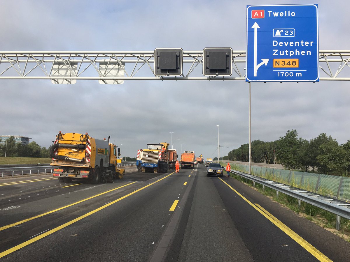 Michellogemann's tweet image. Weer nieuwe fase gestart op de A1 bij Deventer 8km snelweg opknappen in de bouwvak dankzij de top instelling van de wegenbouwers in deze vakantie periode💪 @heijmansnl @Freesmij @wolfswinkel_nl