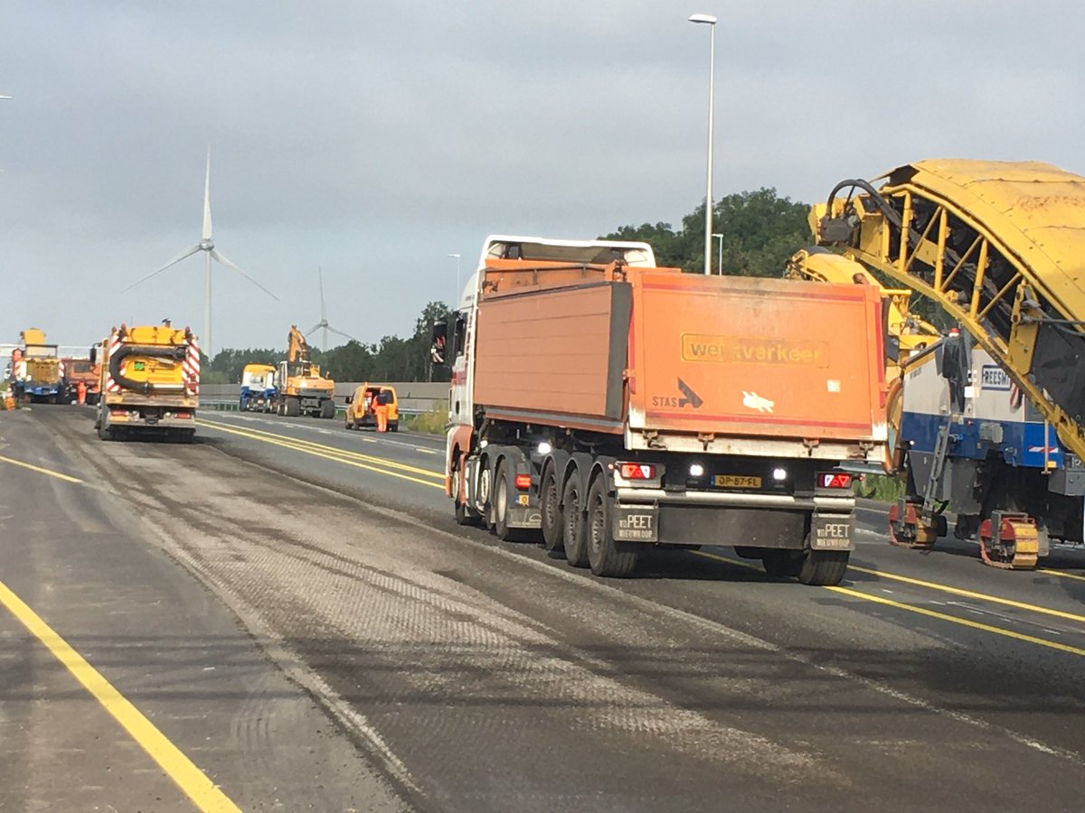 Michellogemann's tweet image. Weer nieuwe fase gestart op de A1 bij Deventer 8km snelweg opknappen in de bouwvak dankzij de top instelling van de wegenbouwers in deze vakantie periode💪 @heijmansnl @Freesmij @wolfswinkel_nl