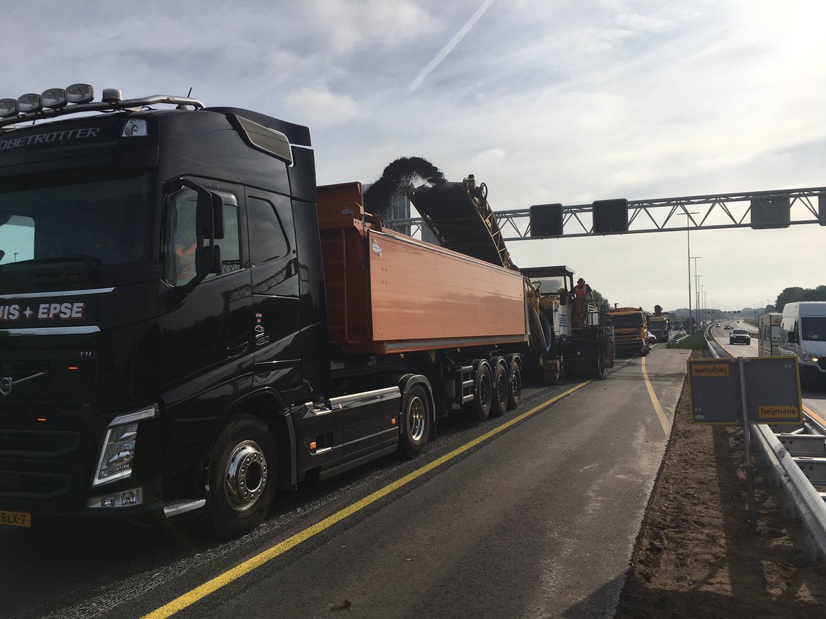 Michellogemann's tweet image. Weer nieuwe fase gestart op de A1 bij Deventer 8km snelweg opknappen in de bouwvak dankzij de top instelling van de wegenbouwers in deze vakantie periode💪 @heijmansnl @Freesmij @wolfswinkel_nl