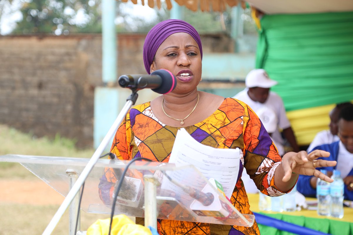 wizara_afyatz's tweet image. &quot;Ni dhahiri kuwa mchango wa mwanamke katika familia, ajira na uzalishaji kwa ujumla ni mkubwa hivyo ni muhimu kuwatia moyo na kuwasaidia wanawake ili waweze kufanya majukumu ya uzalishaji na utunzaji familia kwa ukamilifu.&quot; @ummymwalimu