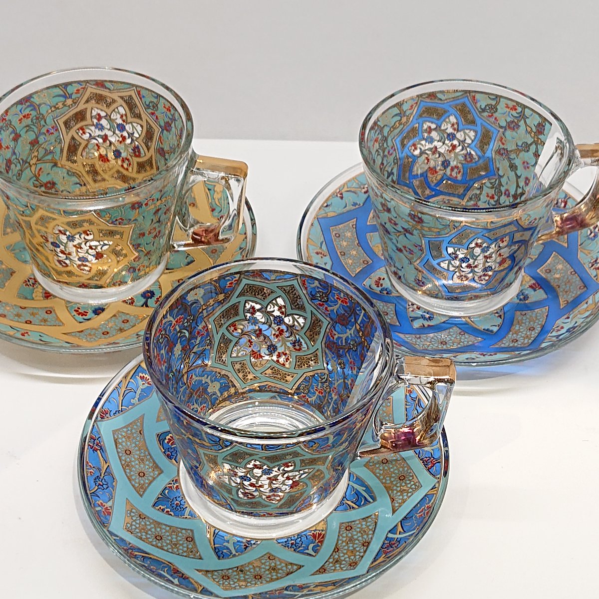 Sevinc8 セヴィンチエイト トルコガラス食器の人気柄カーネーション トルコでは 幸福を呼ぶ花といわれているそうです 何気ない飲み物も一層綺麗に見えておしゃれです