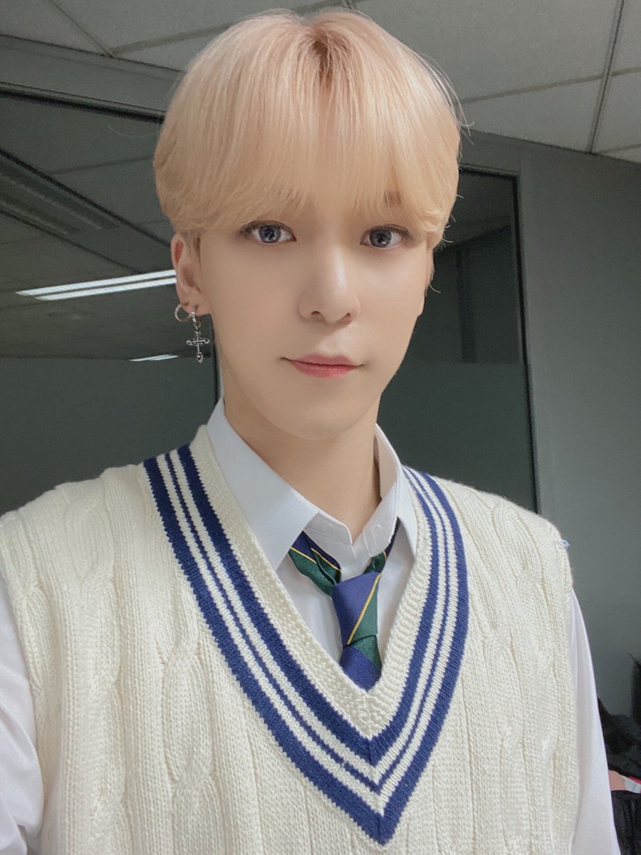 ATEEZofficial's tweet photo. [#윤호] 티즈 학교 티니반 윤호 출석합니다💕😘
#ATEEZ #에이티즈 https://t.co/BFpSKoa4Ng