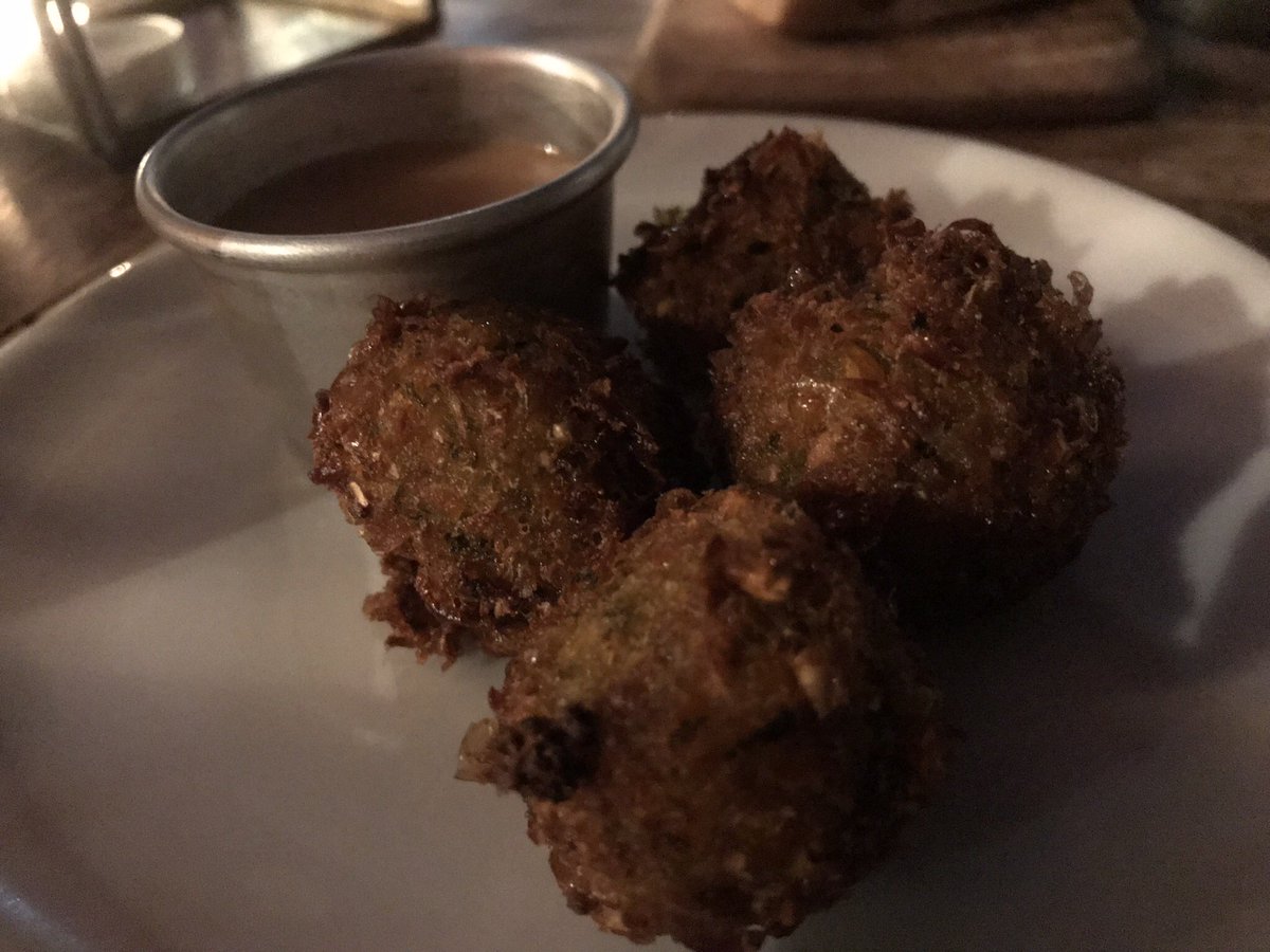 javi_san_cooper's tweet photo. NENI MALLORCA (Carrer de Migjorn 2, Port de Sóller. Islas Baleares)

Cocina con mucha influencia de 🇮🇱Israel. Herencia de los propietarios, la familia Molcho. Los falafel muy ricos con esa salsita😋. 
El cariño lo ha puesto @rafacordochef 💃🏻

#monicooptooth #coopfood https://t.co/bnifZgSg6K