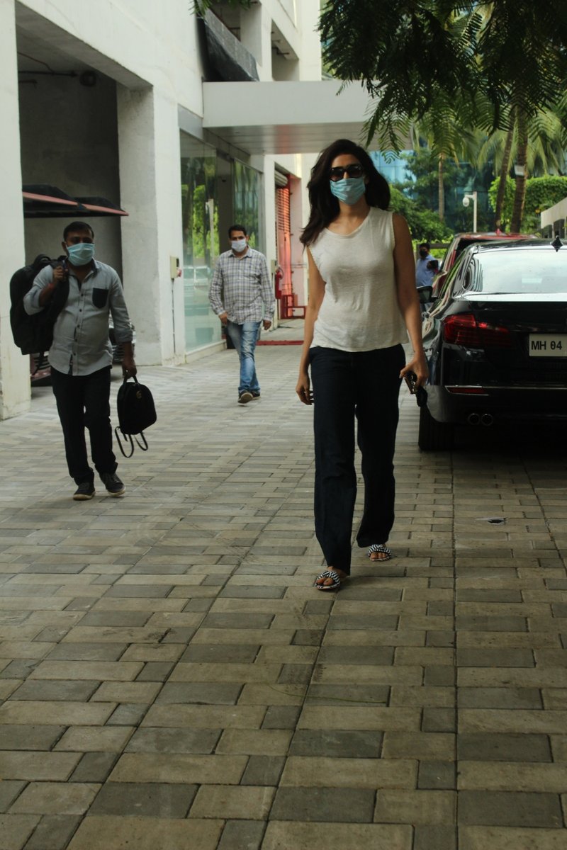 UiTV_Connect's tweet photo. Actress Karishma Tanna seen at Tseries office in Mumbai's Andheri
#KarishmaTanna #Tseries #Mumbai #Tseriesoffice #snapped #clicked https://t.co/RmSVrTGJkK