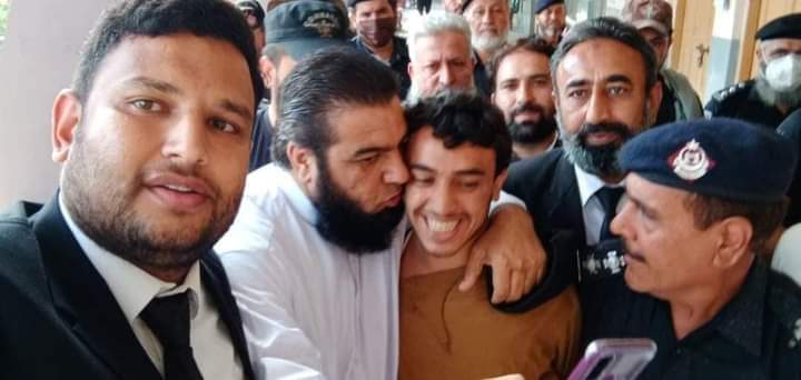 MajidWaheed8's tweet photo. غازی فیصل آج مجسٹریٹ کے سامنے پیش ہوا، کمرہ عدالت میں ماتھا مبارک پر وکلاء کے بوسو کی بارش، واللہ غازی کی مطمئن اور خوبصورت مسکراہٹ نے دل میں راستے بنا دہے 14 سال کا یہ غازی کمال کا لڑکا ہے گھبراہٹ اور خوف چھو کہ نہیں گزری، والد کا حوصلہ چوٹیوں سے ٹکرا رہا تھا،
عمادالدین ایڈوکیٹ https://t.co/04GfLCBnCs