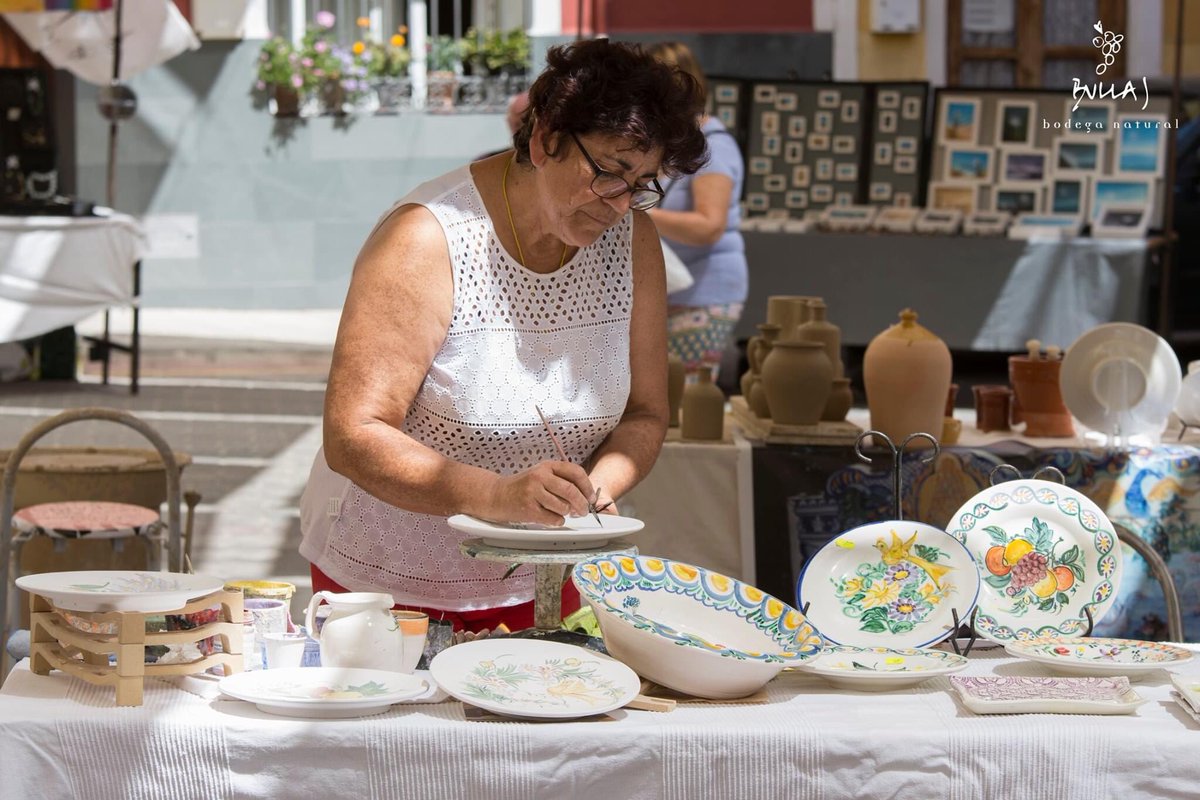 turismobullas's tweet photo. Primer domingo de agosto, y aunque no se celebre, no nos olvidamos del mercadillo «#ElZacatín». Hoy, las manos de l@s ceramistas nos descubrirían este antiguo oficio, mientras nos refrescaríamos con «cuerva», mezcla de vino con trozos de melocotón.

#Bullas #ConGanasdeVolver https://t.co/za7EO9gdNU