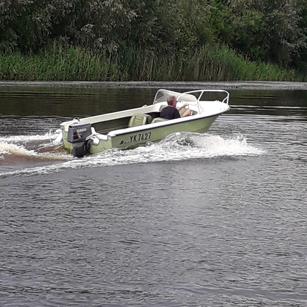 ReindersBoten's tweet image. Deze mooie en stoere combinatie heeft sinds gisteren een nieuwe eigenaar. Speedboot Almar 430 afgebouwd met een buitenboordmotor Yamaha 25 pk 2-takt Autolube en nieuwe trailer Marlin type 7-50-12.
#speedboot #Almar #Yamaha #Marlin #Reiderhaven #Oldambt #oldambtmeer #occassion