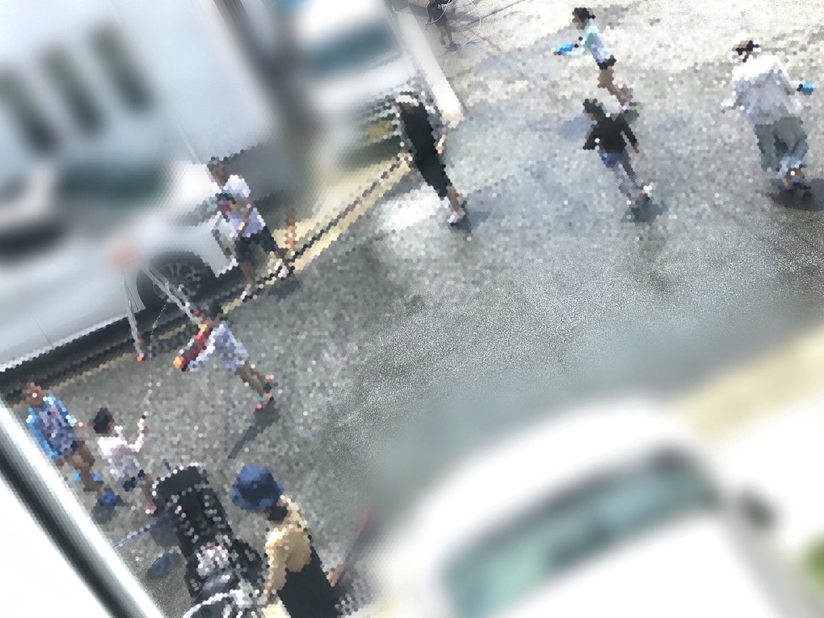 ilovepl0502's tweet photo. 道路族被害に遭うこと3年半。
ついに引っ越しまで残り5日ですが、最後の最後にうちの前を水浸しにしてくれました🤗

3〜4家族合同でのビニールプール→道路でアイスを食べて→親も水鉄砲を持って叫んで走る🤷‍♀️

絶対に忘れない。
もっと道路族被害を知って欲しいので、敢えて写真を載せます！
#道路族 https://t.co/k4QAULSpes