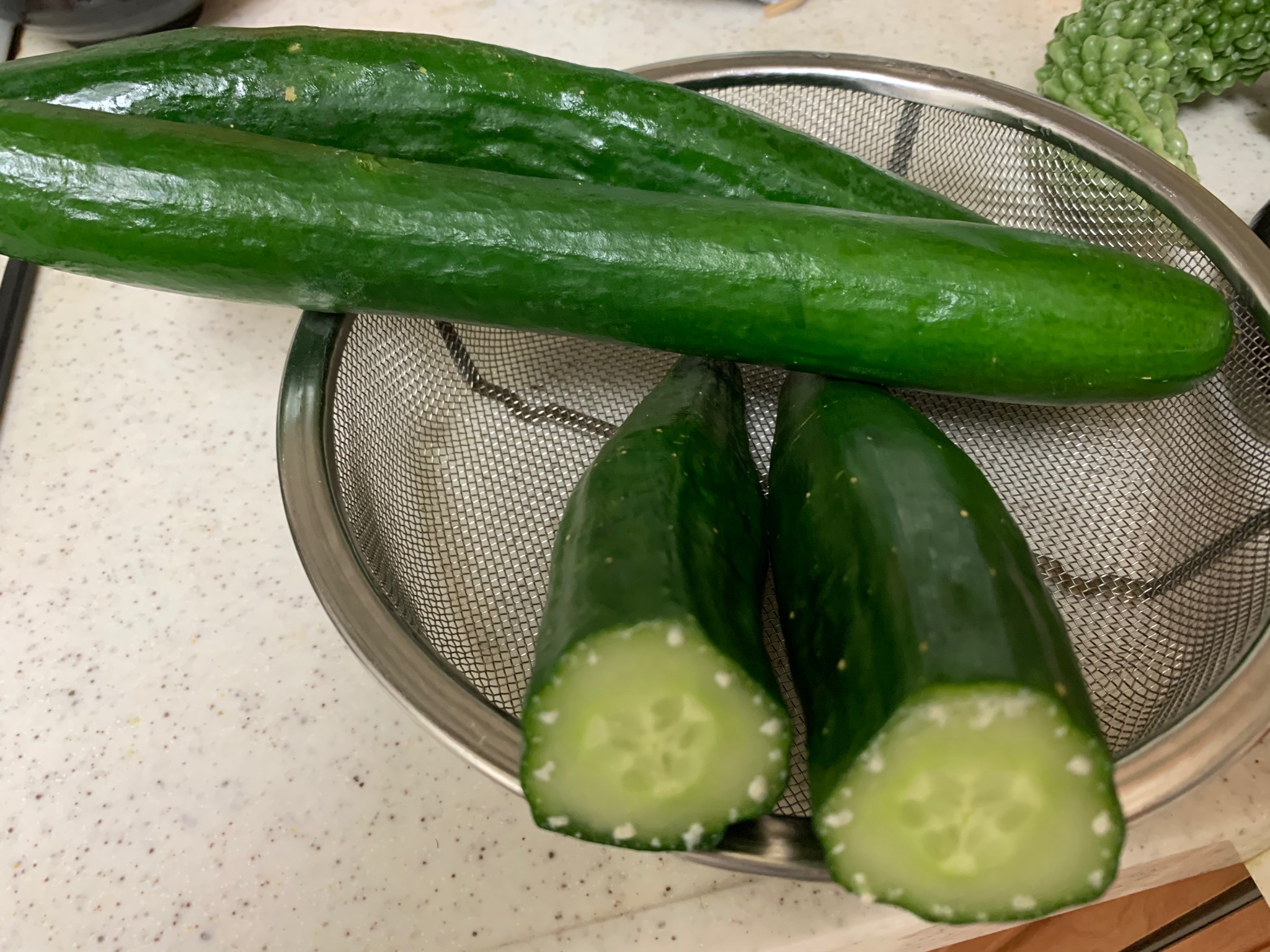 しむらな 佐渡から夏野菜がたくさん届いたよ ものすごく大きいきゅうりはキュウちゃんを作るためにフライパンで茹でたんだけど 大きすぎて半分に切った断面から白いものが出てきた これはアクなのかな 知ってる方います 冷めたら輪切りにして漬け