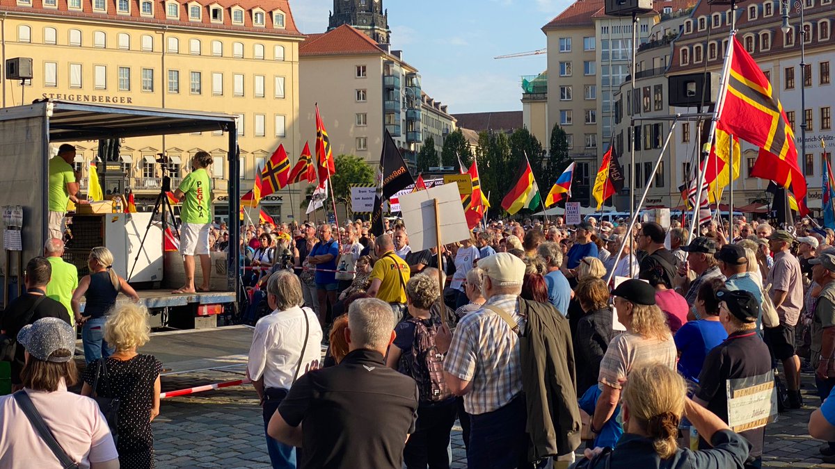 BuntesDresden's tweet photo. Berlin: Polizei löste #b0108-Demo auf, da Corona-Hygiene-Regeln missachtet wurden. 

In #Dresden demonstriert am #DD0308 #Pegida, bei der letzten #DD2007-Demo sah es so aus: 👇

Wie wird VB der @stadt_dresden reagieren? 

- #MNS 😷
- Abstand halten ↔️ https://t.co/LSXdvbYHeM