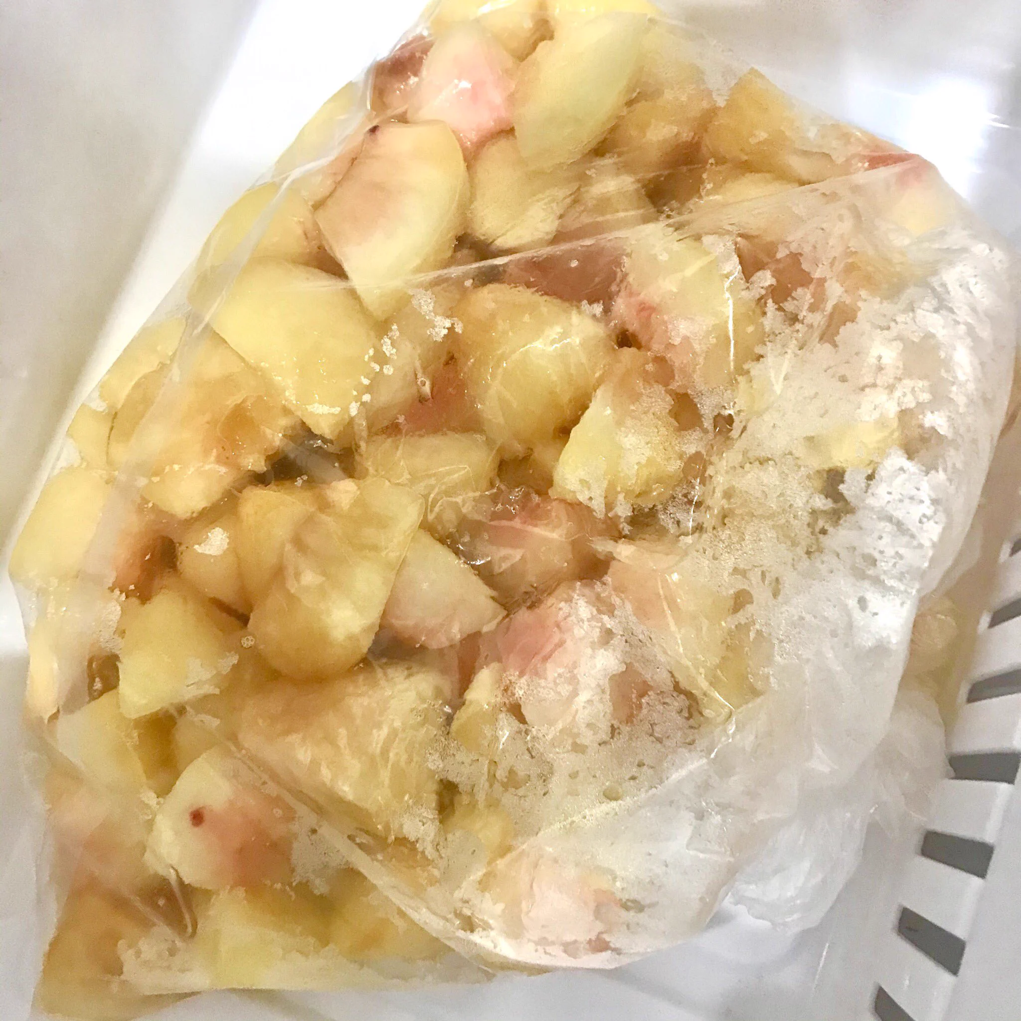 傷んでしまっていた桃は？レモン汁をかけて冷凍するといいらしい！
