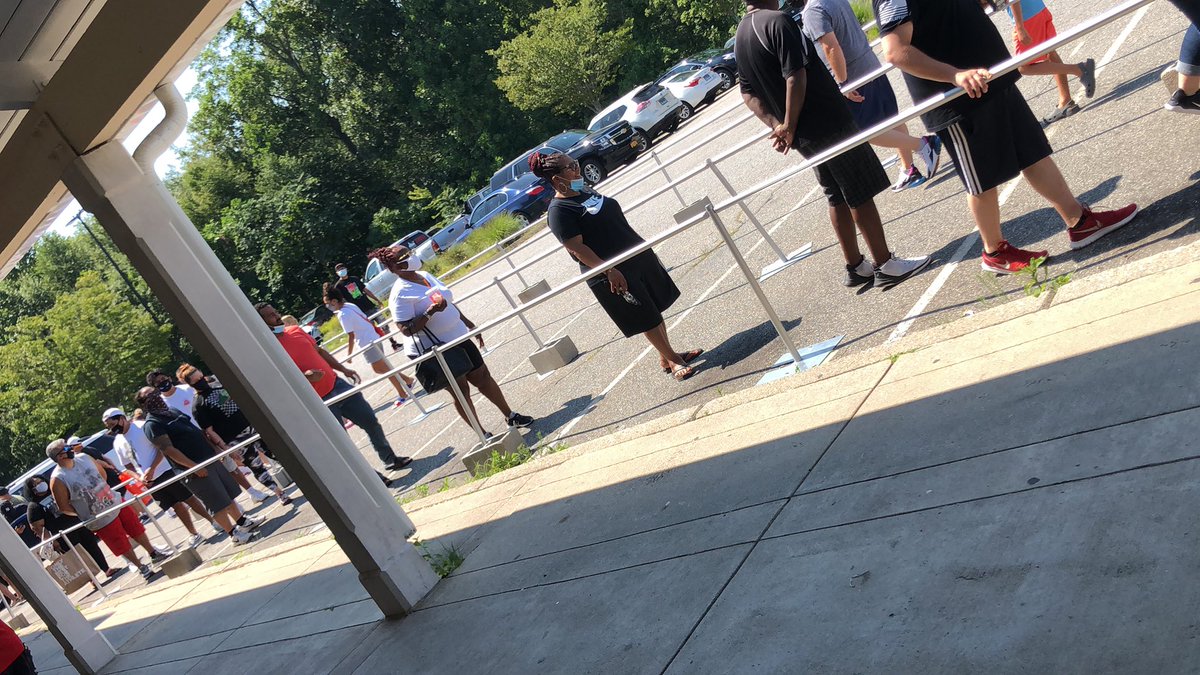 kerrycollinsCT's tweet image. We are standing in line at the @Nike outlet at @ClintonCrossPO ...the line outside the store is so long, I feel like we’re about to get on the #peterpan ride at @DisneyParks @mybl00dlive #longlines #COVID19 #covidsucks