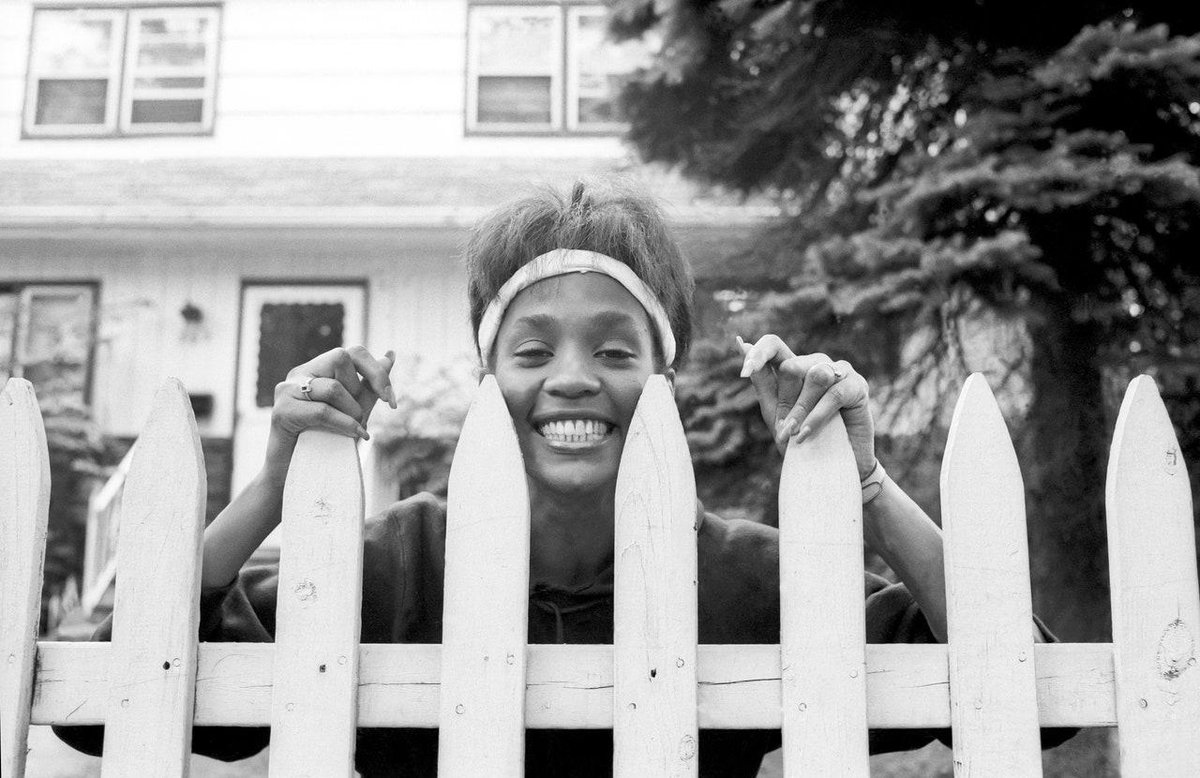 VogueFrance's tweet photo. The eternally radiant Whitney Houston, born on this day in 1963. ⭐ https://t.co/agXXJvBtTB

©️ Getty Images https://t.co/Y2CHwTfh1U