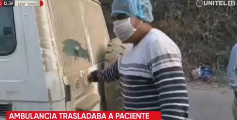 unitelbolivia's tweet photo. Persona pierde la vida en una ambulancia luego de que bloqueadores no les dieran paso.
Ver más: https://t.co/QAGYvmv2cc https://t.co/D8mZWZAddw