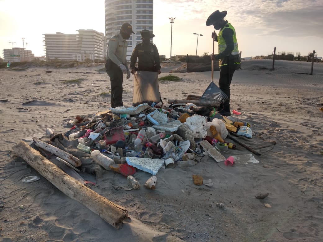 gajadago's tweet photo. Dentro de la campaña Institucional #YoMeComprometo con El Medio Ambiente la @PGN_COL en compañía de la Policía Ambiental, La Guardia Ambiental, @Pacaribe @Move4earth1 y comunidad se realizó con éxito otra jornada de limpieza en las playas del Parque Lineal de Crespo #Move4earth https://t.co/kRSUqFFDK7
