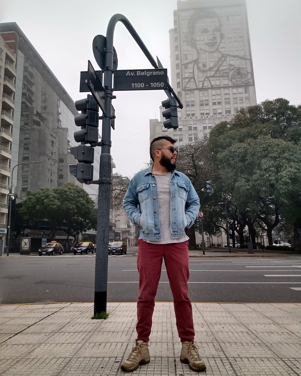 Alexrolapiz1's tweet photo. Tengo la sensación de haberte habitado ya en los tangos cantados por mi padre. #felizdomingo
#Alexro ✏️ #BuenosAires https://t.co/HPLI2hLOfB
