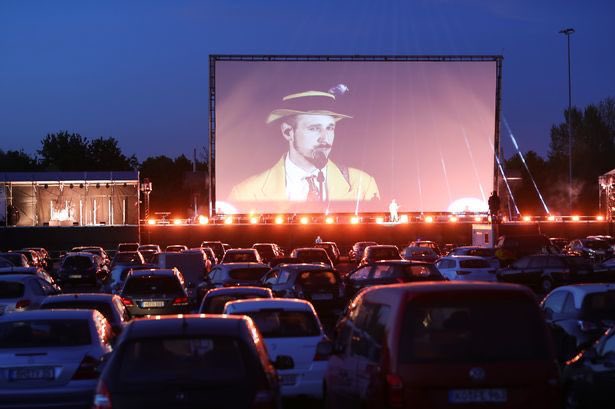 NajranToday's tweet photo. إطلاق سينما السيارات في المحالة بـ #أبها لعرض الأفلام بتجربة جديدة وطريقة آمنة وسط أجواء باردة وممطرة، مع تنبيه بإطفاء الأنوار الأمامية لمشاهدة ممتعة. https://t.co/Y3QMN1aDa3
