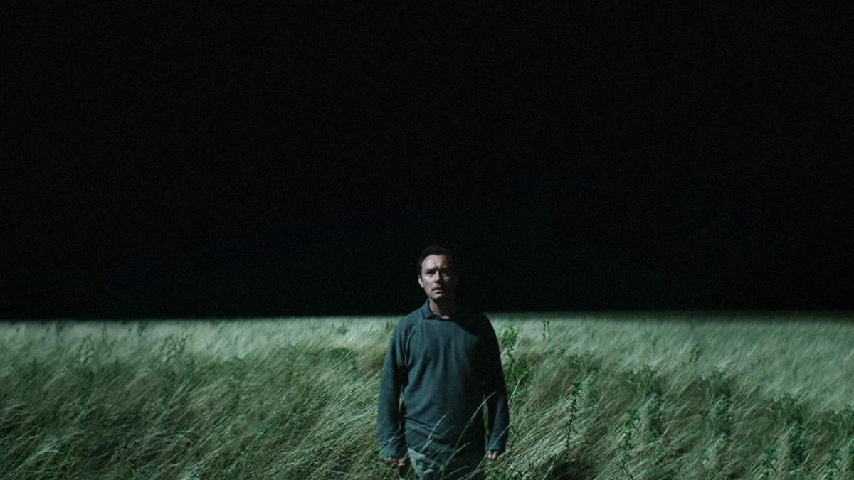 levmauc's tweet photo. Fans de Midsommar, atentos a lo nueva miniserie de HBO: THE THIRD DAY. La historia de un hombre que se siente atraído por una misteriosa isla de la costa británica donde un grupo de Isleños mantienen su tradición a cualquier precio. Es la nueva serie del creador de Utopia. https://t.co/UnuatlBB5y