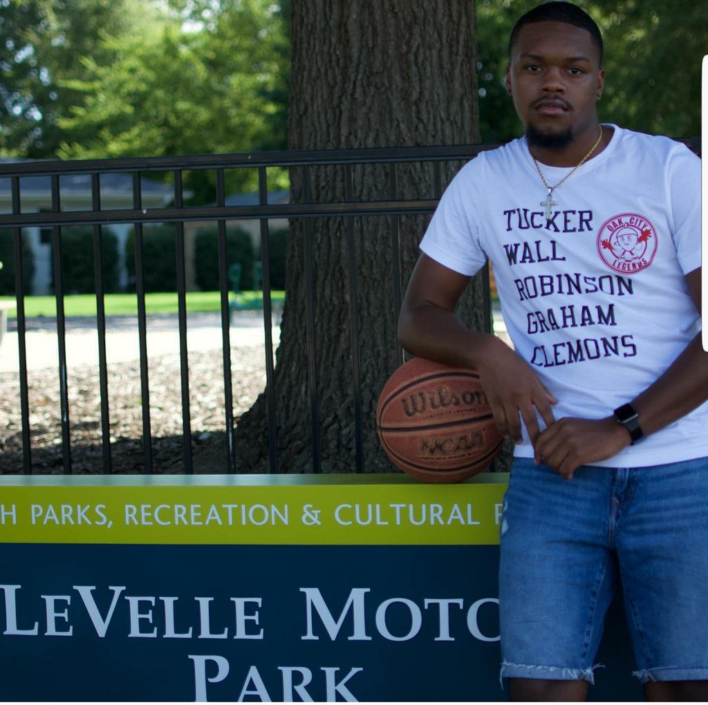 LeVelleMoton's tweet image. They say a pic is worth a Thousand Words....This block is responsible for the Underdogs....
RALEIGH STAND UP!