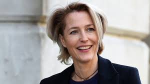 Good morning! Happy birthday, Gillian Anderson! 